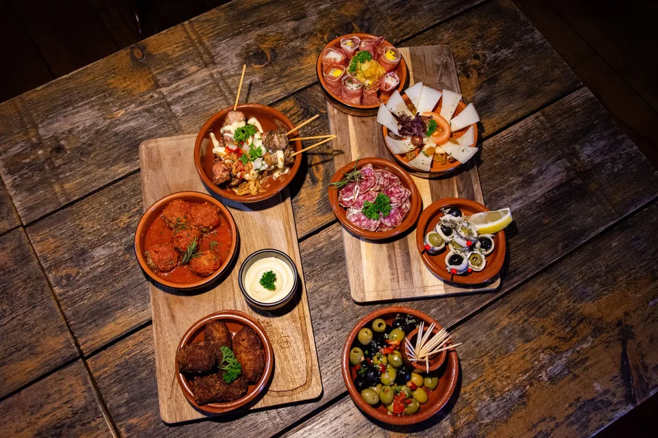 Tapas para compartir en la mesa de madera