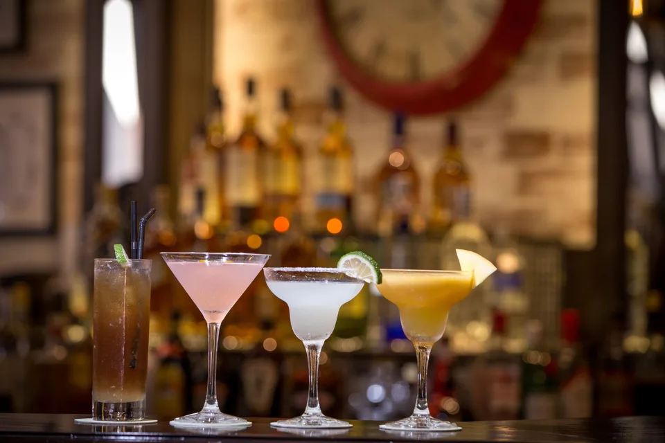Cocteles recien preparados en la barra
